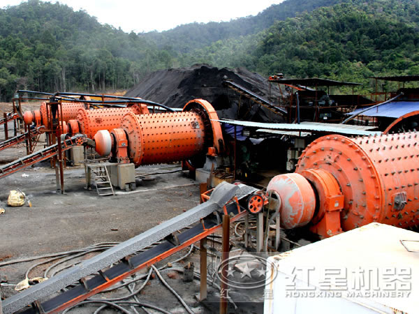 多臺球磨機(jī)生產(chǎn)現(xiàn)場