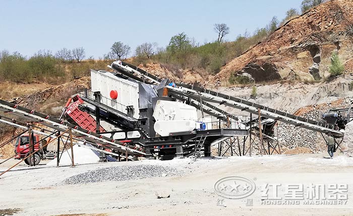 移動(dòng)碎石機(jī)工作現(xiàn)場(chǎng) 移動(dòng)碎石機(jī)工作現(xiàn)場(chǎng)