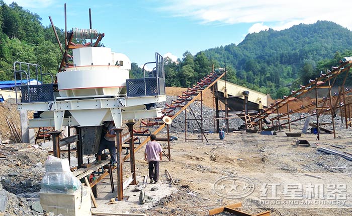 新型環(huán)保制砂機(jī)安裝現(xiàn)場 新型環(huán)保制砂機(jī)安裝現(xiàn)場