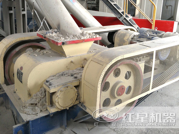 對輥制砂機(jī)工作現(xiàn)場 對輥制砂機(jī)工作現(xiàn)場