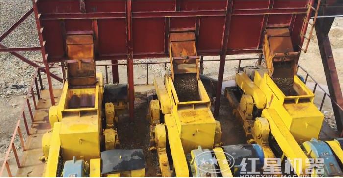 對輥制砂機制砂現(xiàn)場 對輥制砂機制砂現(xiàn)場