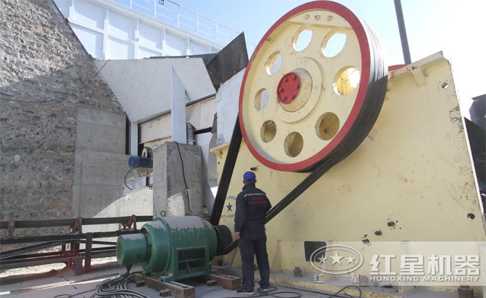 顎式破碎機(jī)工作現(xiàn)場 顎式破碎機(jī)工作現(xiàn)場