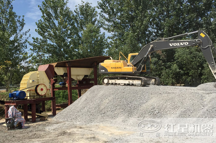 重錘式破碎機(jī)工作現(xiàn)場 重錘式破碎機(jī)工作現(xiàn)場