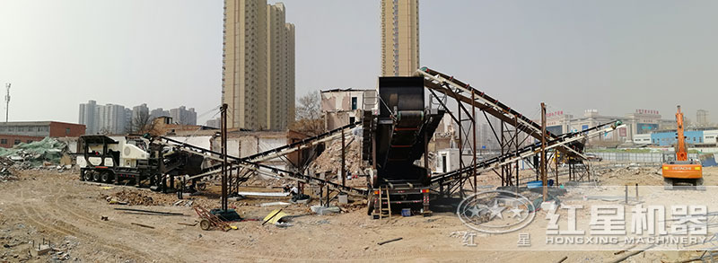 建筑垃圾粉碎機(jī)正在工地現(xiàn)場處理廢料 建筑垃圾粉碎機(jī)正在工地現(xiàn)場處理廢料