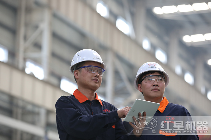 紅星技術(shù)人員嚴謹對待每一道生產(chǎn)工序 紅星技術(shù)人員嚴謹對待每一道生產(chǎn)工序