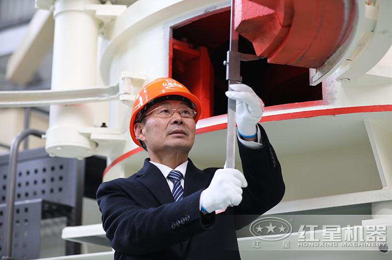 資深技術(shù)老師傅在測量制砂機(jī)的尺寸中 資深技術(shù)老師傅在測量制砂機(jī)的尺寸中