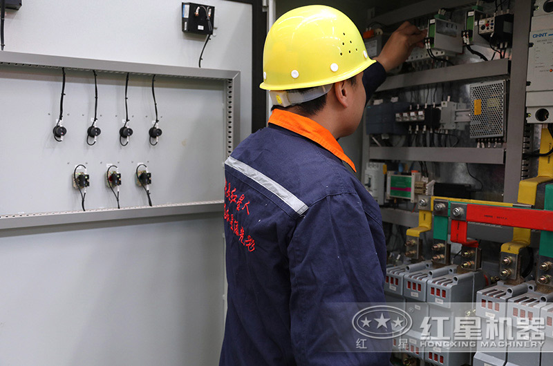 車(chē)間技術(shù)工人在檢查電力系統(tǒng)作業(yè)中 車(chē)間技術(shù)工人在檢查電力系統(tǒng)作業(yè)中