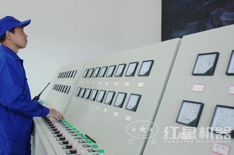 技術工程師正在調(diào)試機器 技術工程師正在調(diào)試機器