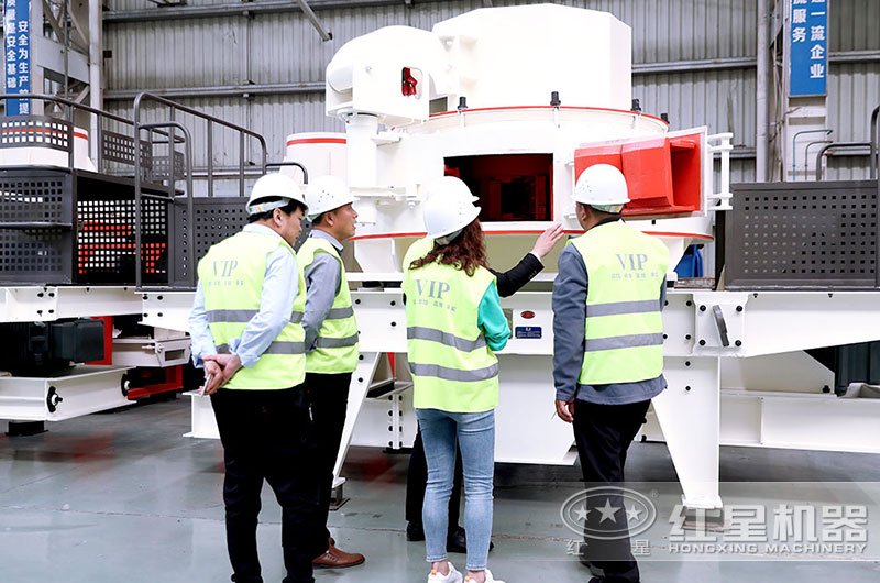 用戶到廠參觀，近距離考察制沙機(jī)設(shè)備