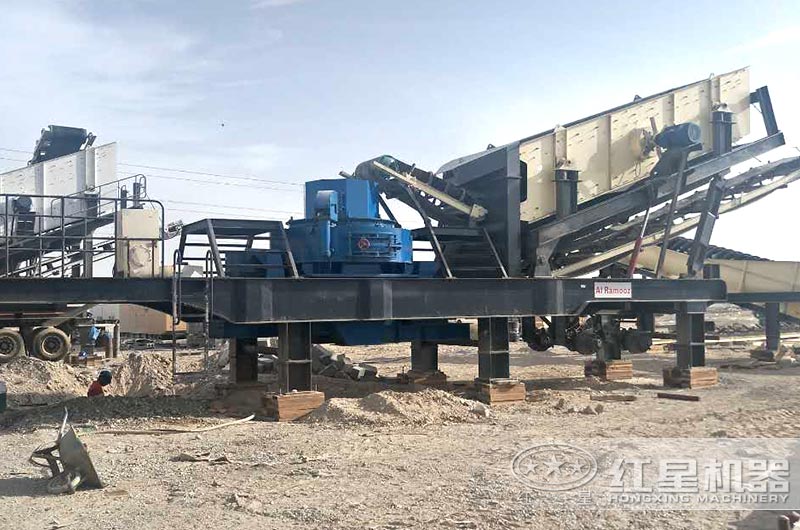 移動(dòng)式石英石制砂機(jī)生產(chǎn)現(xiàn)場(chǎng)，一機(jī)抵一條生產(chǎn)線