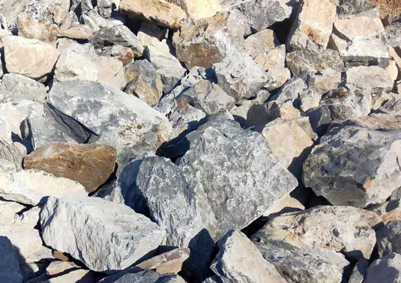 粗料破碎機(jī)一臺(tái)多少錢，每小時(shí)產(chǎn)量多少噸，有沒(méi)有現(xiàn)場(chǎng)視頻