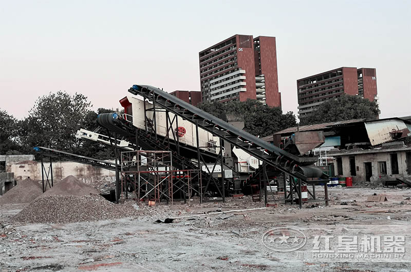 移動(dòng)式破碎機(jī)現(xiàn)場 移動(dòng)式破碎機(jī)現(xiàn)場