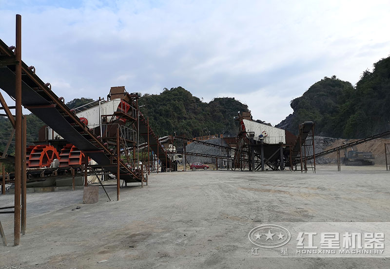 方案三配置現(xiàn)場：破碎機(jī)+制砂機(jī)+洗砂機(jī)，費(fèi)用80萬以上