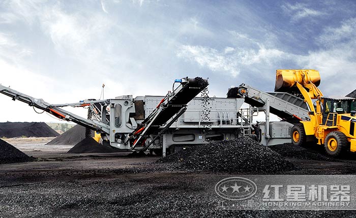 移動(dòng)石子破碎機(jī)作業(yè)現(xiàn)場