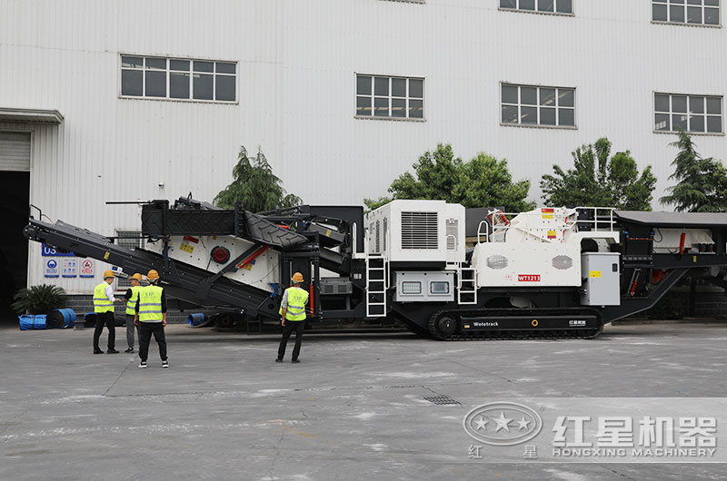 客戶(hù)來(lái)廠(chǎng)參觀(guān)玄武巖破碎設(shè)備